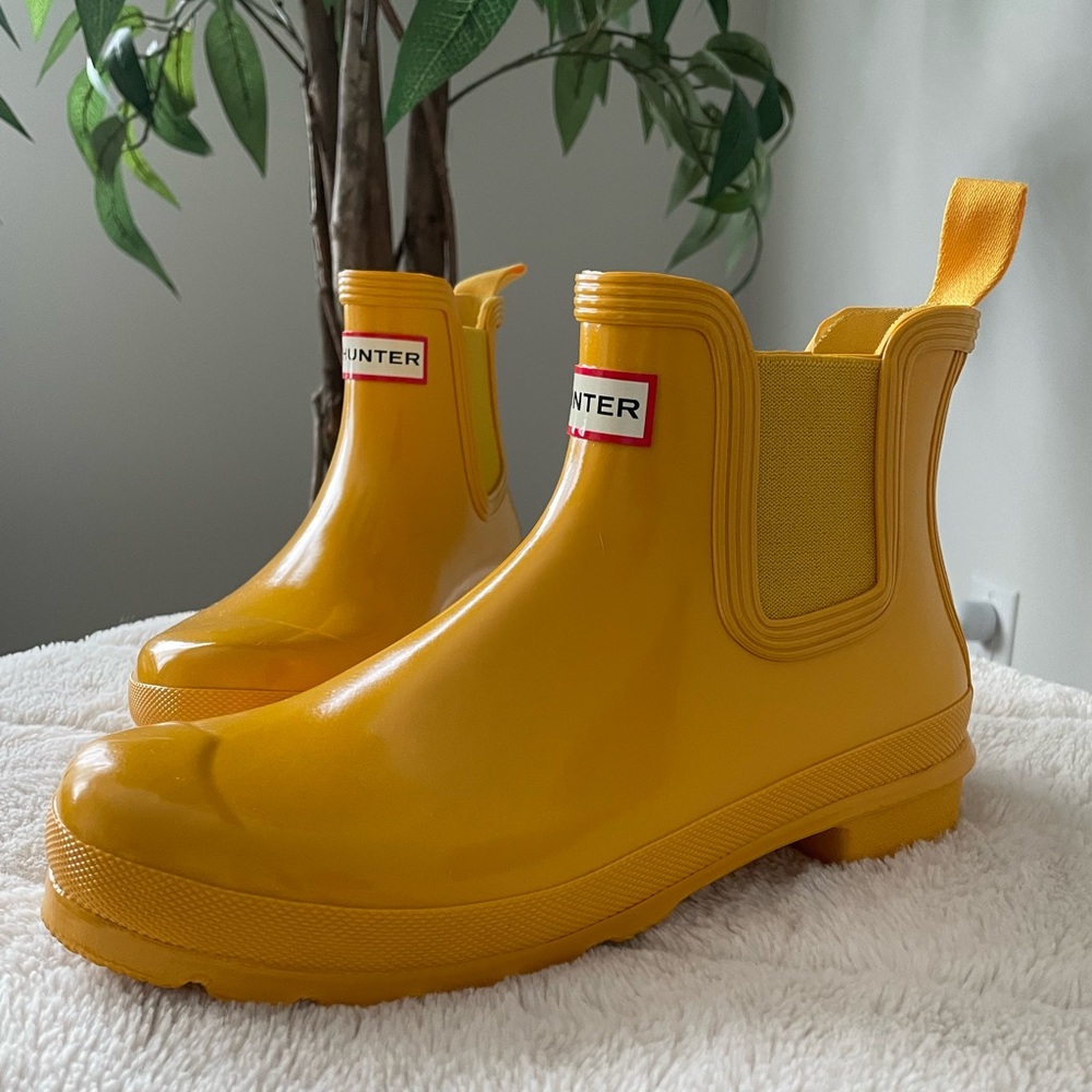 Authentic HUNTER Chelsea Rain Boots. Glossy Rubber. Mustard Yellow. Size 8.
